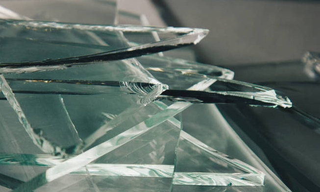 梦见玻璃碎片运势好不好？不同的人梦见玻璃碎片有什么含义？